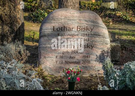 Lothar und Almuth Bisky, Grab, Dorotheenstädtischer Friedhof, Chausseestraße, Mitte, Berlin, Deutschland Lothar und Almuth Bisky, Grab, Dorotheenstädtischer Friedhof, Chausseestraße, Mitte, Berlin, Deutschland *** Lothar et Almuth Bisky, grave, Dorotheenstädtischer Friedhof, Chausseestraße, Mitte, Berlin, Allemagne Lothar et Almuth Bisky, grave, Dorotheenstädtischer Friedhof, Chausseestraße, Mitte, Berlin, Allemagne Banque D'Images