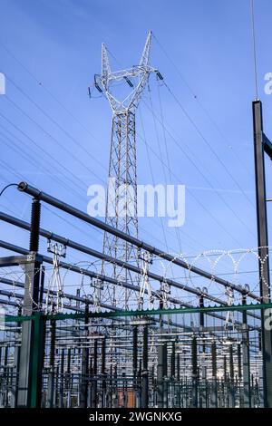 Une verticale de sous-station électrique par une journée ensoleillée Banque D'Images