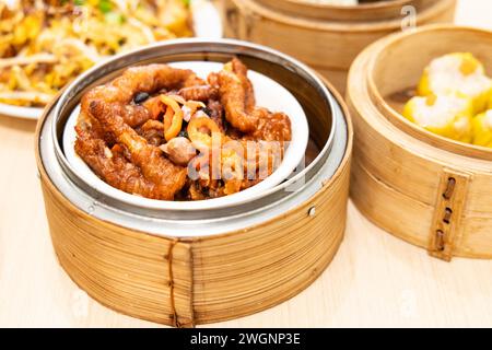 Les pieds de poulet cuits à la vapeur sont une spécialité chinoise traditionnelle et font partie du menu dim sum du restaurant Banque D'Images