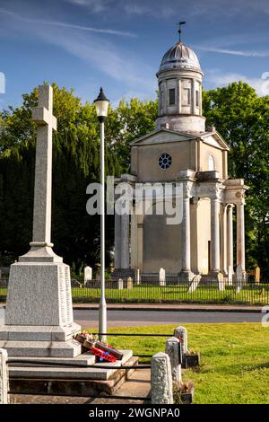 Royaume-Uni, Angleterre, Essex, Mistley, Towers, vestiges de l'église Robert Adam et du mémorial de guerre Banque D'Images