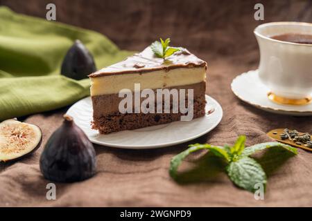gâteau au chocolat sur assiette blanche et thé aux figues Banque D'Images