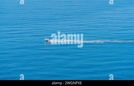 Conduite d'un bateau à moteur sur la surface de l'eau dans une ambiance ensoleillée Banque D'Images