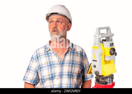 Surprased Surveyor constructeur ingénieur de site dans le casque de sécurité blanc dans le choc et se demander la taille sur fond blanc avec l'espace de copie Banque D'Images