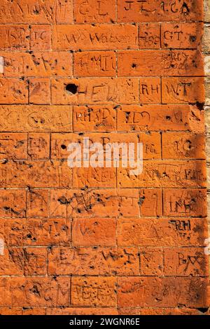 Royaume-Uni, Angleterre, Essex, Dedham, High Street, la maison de Sherman, grafitti historique, griffée dans des briques Banque D'Images