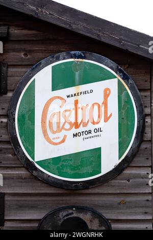 Vintage Castrol Motor Oil signe sur une hutte en bois, Black Country Living Museum, Dudley, Angleterre Banque D'Images