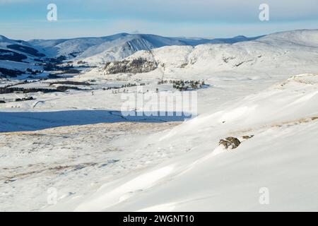 Vue vers le bas de la vallée de Gen Shee par une belle journée d'hiver Banque D'Images