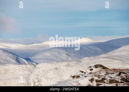 Un pays des merveilles hivernales à Glenshee avec le sommet pointu distinctif de Carn Bhinnein Banque D'Images