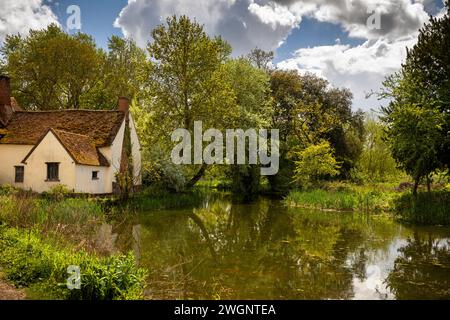 Royaume-Uni, Angleterre, Suffolk, Flatford, Willy Lott’s House, scène de la peinture de John Constable le Haywain Banque D'Images