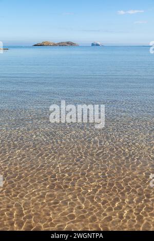 Soleil à travers l'eau peu profonde lors d'une chaude journée d'été à North Berwick Beach Banque D'Images