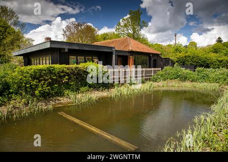 Royaume-Uni, Angleterre, Suffolk, Flatford, cale sèche, scène de la peinture de Constable «Boatbuilding» Banque D'Images