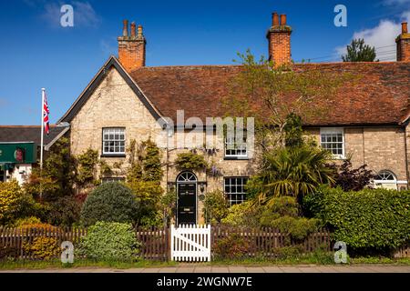Royaume-Uni, Angleterre, Suffolk, East Bergholt, The Street, belle maison jumelée, clôture de piquet Banque D'Images
