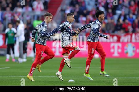 Bryan Saragosse du FC Bayern Muenchen wärmt sich auf FC Bayern München vs Borussia Mönchengladbach Fussball 1. Bundesliga saison 2023/24 20. Spieltag Allianz Arena München 03.02.2024 © diebilderwelt / Alamy Stock Banque D'Images