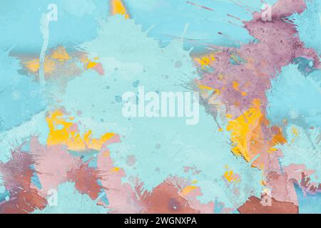 Texture d'éclaboussures d'aquarelle colorée avec peinture artistique abstraite bleue, rose, violette et jaune. Banque D'Images