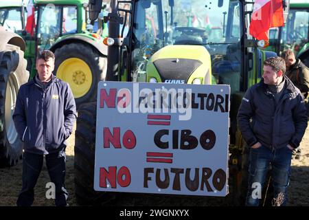 Italie, région Toscane près d'Arezzo, 30 janvier 2024 : manifestation d'agriculteurs, des agriculteurs italiens ont bloqué avec des tracteurs l'autoroute A1, près de Valdichia Banque D'Images