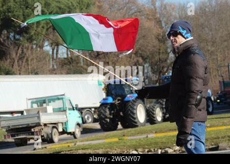 Italie, région Toscane près d'Arezzo, 30 janvier 2024 : manifestation d'agriculteurs, des agriculteurs italiens ont bloqué avec des tracteurs l'autoroute A1, près de Valdichia Banque D'Images