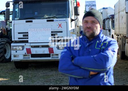 Italie, région Toscane près d'Arezzo, 30 janvier 2024 : manifestation d'agriculteurs, des agriculteurs italiens ont bloqué avec des tracteurs l'autoroute A1, près de Valdichia Banque D'Images