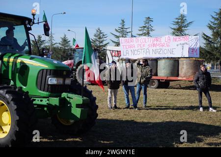 Italie, région Toscane près d'Arezzo, 30 janvier 2024 : manifestation d'agriculteurs, des agriculteurs italiens ont bloqué avec des tracteurs l'autoroute A1, près de Valdichia Banque D'Images