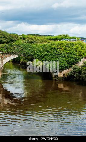 Courtown Irlande - 23 août 2017. Pont de pierre traversant la rivière Owenavorragh, Courtown, Co. Wexford, Irlande Banque D'Images