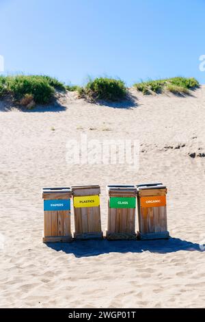 Quatre conteneurs de recyclage dans la plage.poubelles de recyclage concept écologique pour réduire la pollution. Protection de l'environnement. Déchets comme papiers, verre, organi Banque D'Images