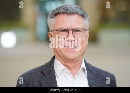 Mannheim, Allemagne. 06th Feb, 2024. Hagen Pfundner, PDG de Roche Pharma AG, se tient sur un escalier lors de la conférence de presse sur les résultats annuels de Roche Pharma. Les résultats de l'entreprise pour 2023, l'évolution du nombre d'employés et les investissements de Roche en Allemagne sont présentés. Crédit : Uwe Anspach/dpa/Alamy Live News Banque D'Images