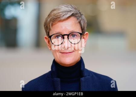 Mannheim, Allemagne. 06th Feb, 2024. Claudia Fleischer, directrice générale de Roche Diagnostics GmbH, prend la parole sur un escalier lors de la conférence de presse annuelle de Roche Pharma. Les résultats de l'entreprise pour 2023, l'évolution du nombre d'employés et les investissements de Roche en Allemagne sont présentés. Crédit : Uwe Anspach/dpa/Alamy Live News Banque D'Images