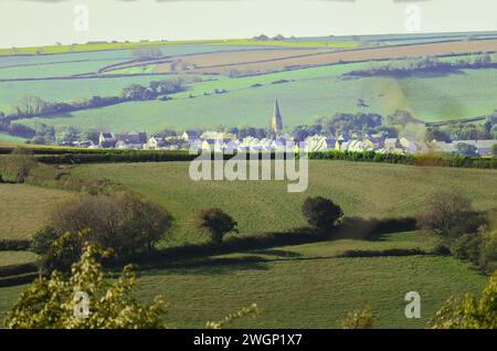 Campagne du Devon avec village de Modbury au loin, sud-ouest de l'Angleterre Royaume-Uni Banque D'Images