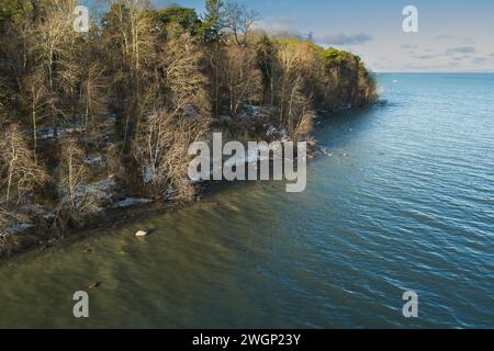 Nature de l'Estonie, bord de mer du golfe de Finlande en hiver, photo d'un drone. Photo de haute qualité Banque D'Images