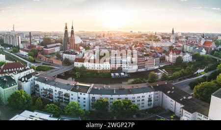 Une superbe prise de vue aérienne capturant la ville pittoresque d'Opole, en Pologne, lors d'un coucher de soleil à couper le souffle Banque D'Images