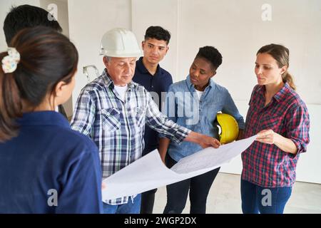 Rencontre entre collègues et architectes sur le plan Banque D'Images