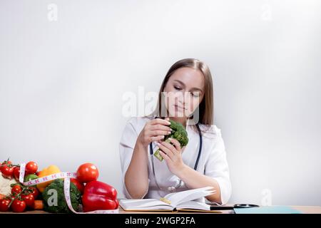 Nutritionniste professionnel regardant les fruits et légumes sur la consultation du patient. Banque D'Images