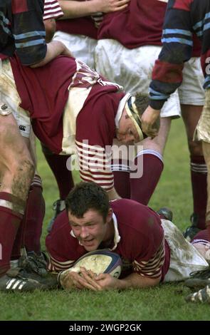 GALA V WATSONIANS, NETHERDALE. 22/1/00. Tichie Grays de Gala plonge pour marquer un essai. Banque D'Images