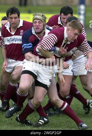 GALA V WATSONIANS, NETHERDALE. 22/1/00. Malcolm McVie de Watsonian met la main sur John Amos de Gala. Banque D'Images