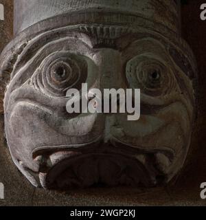 Yeux d'insecte sur le corbeau sculpté normand dans l'église de St Mary la Vierge à Shipley, West Sussex, Angleterre. Banque D'Images