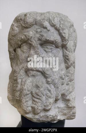 Zeus. Tête d'une statue de marbre. Seconde moitié du IIe siècle après JC. De Gigen (Ulpia Oescus), région de Pleven, Bulgarie. Musée archéologique national. Sofia. Bulgarie. Banque D'Images