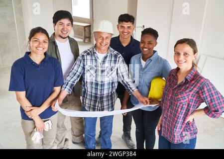 Des collègues souriants et une rencontre d'architectes autour d'un plan Banque D'Images