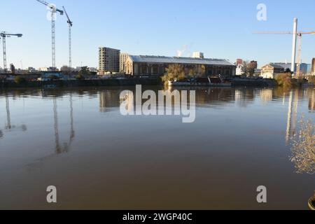 Architecture de Vitry sur Seine au bord de la Seine, Val de Marne, France Banque D'Images