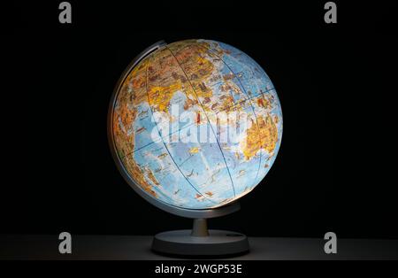 Globe terrestre illuminé sous la forme d'une veilleuse de bureau ou de table, brillante dans l'obscurité, pas de gens. Banque D'Images