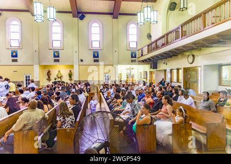 Los Angeles, États-Unis - 5 juillet 2008 : les gens rejoignent le service dans l'église Nuestra Señora la Reina de los Ángeles - notre Dame Reine des Anges - à Olvera s Banque D'Images