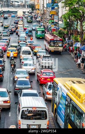 Bangkok, Thaïlande - 22 décembre 2009 : embouteillage sur la route sukhumvit, une grande rue commerçante de Bangkok, Thaïlande. Banque D'Images