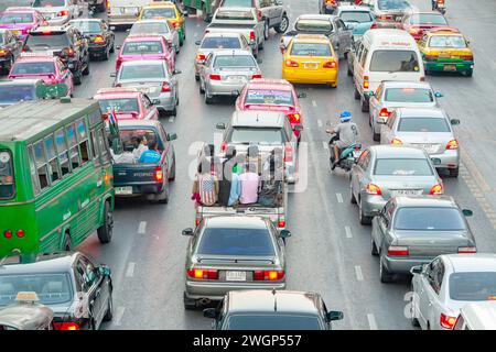 Bangkok, Thaïlande - 22 décembre 2009 : embouteillage sur la route sukhumvit, une grande rue commerçante de Bangkok, Thaïlande. Banque D'Images