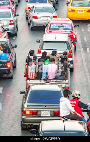 Bangkok, Thaïlande - 22 décembre 2009 : embouteillage sur la route sukhumvit, une grande rue commerçante de Bangkok, Thaïlande. Banque D'Images