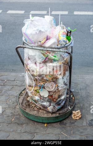 Bangkok, Thaïlande - 22 décembre 2009 : poubelle pleine de déchets plastiques à Bangkok, Thaïlande. Banque D'Images