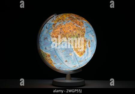 Globe terrestre illuminé sous la forme d'une veilleuse de bureau ou de table, brillante dans l'obscurité, pas de gens. Banque D'Images