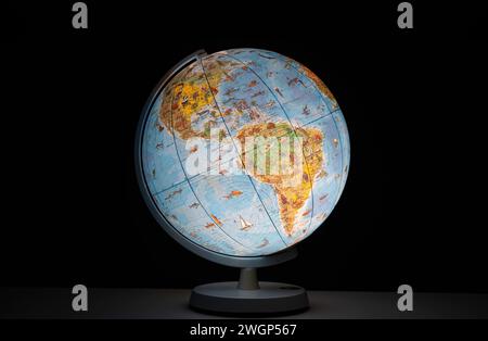Globe terrestre illuminé sous la forme d'une veilleuse de bureau ou de table, brillante dans l'obscurité, pas de gens. Banque D'Images