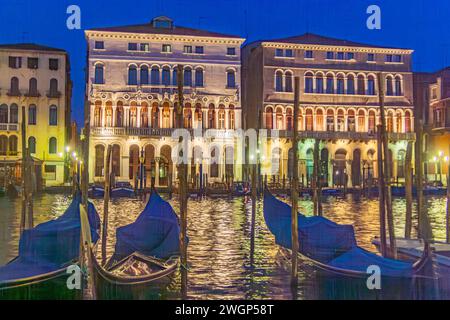 Venise, Italie - 11 avril 2007 : vue sur le vieux palais sur le grand canal de Venise avec un parking de gondoles au premier plan. Banque D'Images