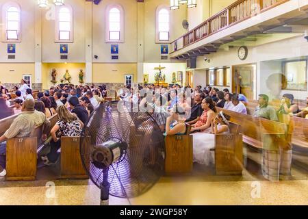 Los Angeles, États-Unis - 5 juillet 2008 : les gens rejoignent le service dans l'église Nuestra Señora la Reina de los Ángeles - notre Dame Reine des Anges - à Olvera s Banque D'Images