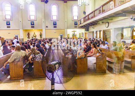 Los Angeles, États-Unis - 5 juillet 2008 : les gens rejoignent le service dans l'église Nuestra Señora la Reina de los Ángeles - notre Dame Reine des Anges - à Olvera s Banque D'Images