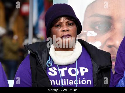 Madrid, Madrid, ESPAGNE. 6 février 2024. À l'occasion de la Journée internationale de tolérance zéro contre les mutilations génitales féminines (MGF), qui est commémorée aujourd'hui, 6 février, médecins de la Communauté mondiale de Madrid a organisé une manifestation de protestation et de sensibilisation sur la Plaza de Lavapiés à Madrid pour rendre visibles les conséquences sanitaires de cette pratique néfaste qui constitue une forme de violence sexiste et une violation des droits fondamentaux des femmes et des filles. Crédit : ZUMA Press, Inc/Alamy Live News Banque D'Images