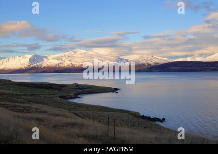 Coucher de soleil sur le fjord d'Eyjafjordur depuis Trollaskagi (la péninsule de Troll), au nord d'Akureyri dans le nord de l'Islande Banque D'Images