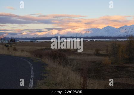 Coucher de soleil sur Dalvic sur Eyjafjordur près de la ville d'Akureyri dans le nord de l'Islande Banque D'Images